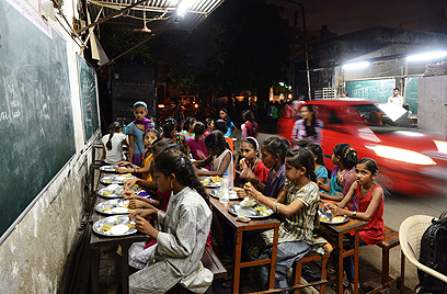 120 מיליון ילדים נהנים מתוכנית ארוחות הצהריים החמות של הודו (צילום: AFP) (צילום: AFP)