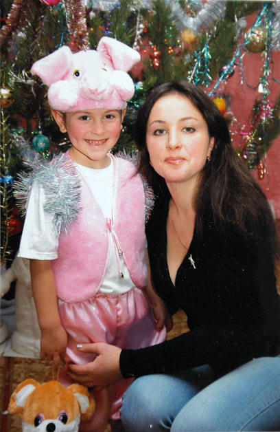 אירינה קרשקובה עם בנה הקטן לפני האונס (צילום: AP) (צילום: AP)
