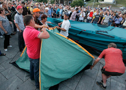 מפגינים מקימים אוהלים בקייב במחאה הגדולה (צילום: EPA) (צילום: EPA)