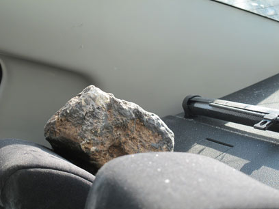 האבן שפגעה ביונה מידני (צילום: צביקה לבל) (צילום: צביקה לבל)