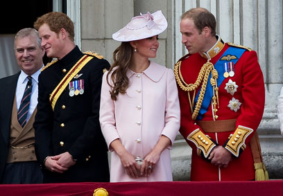 הלידה באה שנתיים לאחר החתונה המלכותית שריגשה את העולם. וויליאם, קייט והארי (צילום: רויטרס) (צילום: רויטרס)