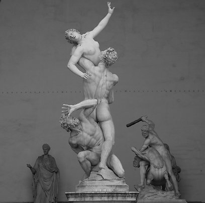 הרומאים נזקקו לנשים. פסל חטיפת הסבינות  (צילום: Shutterstock) (צילום: Shutterstock)