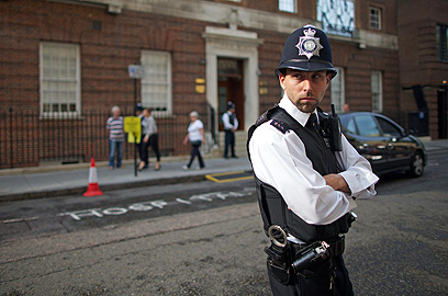 לתפוס מרחק. שוטר מחוץ לבית החולים סנט מרי'ס בלונדון (צילום: AFP) (צילום: AFP)