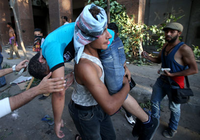 פינוי פצוע בקהיר. עשרות נפצעו (צילום: AP) (צילום: AP)