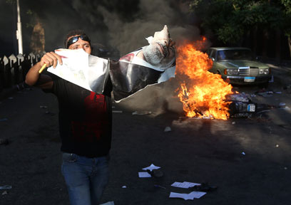 כ-100 הרוגים מאז הדחת מורסי. מצרים בוערת (צילום: AP) (צילום: AP)