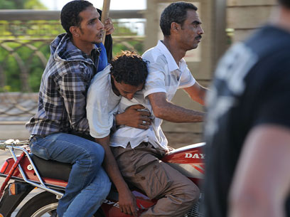 פצוע בקהיר מפונה על אופנוע (צילום: AFP) (צילום: AFP)