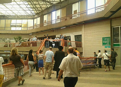 אזור האירוע, הבוקר במרכז "כלל" בירושלים (צילום: איציק בן שושן)