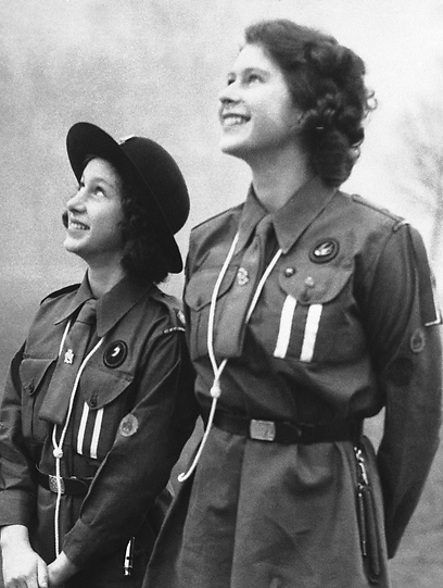 שמעו ברדיו את נאום אביהן עם פרוץ מלחמת העולם ה-2. אליזבת ואחותה מרגרט (צילום: AP) (צילום: AP)