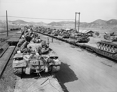 טנקים אמריקניים מועברים לחזית בקוריאה, 1952 (צילום: AP) (צילום: AP)