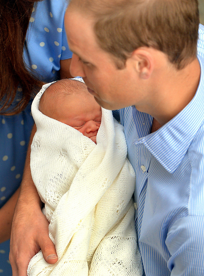 ויליאם אוחז את בנו, שנודע בינתיים כ"בייבי קיימברידג'" (צילום: AFP) (צילום: AFP)