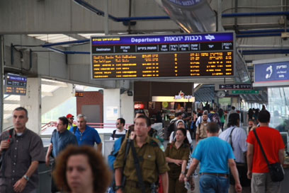 נוסעי רכבת - פידיון הכרטיסים נגנב (צילום: מוטי קמחי) (צילום: מוטי קמחי)