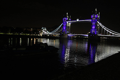 גשר מצודת לונדון מואור בכחול לכבוד הרך הנולד (צילום: MCT) (צילום: MCT)