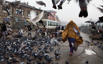"תזזית בד דהויה". אישה אפגנית ברחוב (באדיבות קולנוע לב) (באדיבות קולנוע לב)