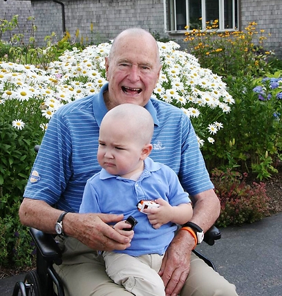פטריק בן השנתיים על ברכיו של בוש בן ה-89 (צילום: AP) (צילום: AP)