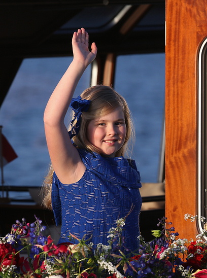 הנסיכה קתרינה אמליה מתאמנת על הנפנוף המלכותי בחגיגות ההכתרה של אביה (צילום: גטי אימג'בנק) (צילום: גטי אימג'בנק)