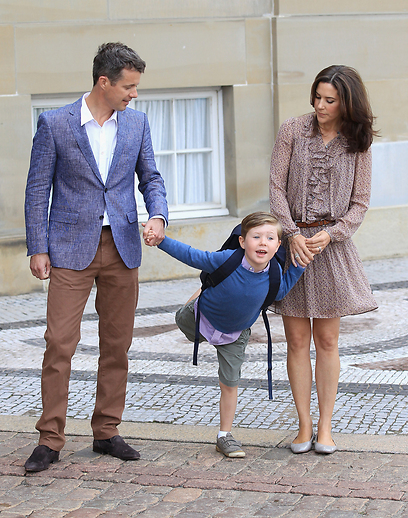 הנסיך כריסטיאן ביום הראשון ללימודים, עם הוריו הנסיכה מרי והנסיך פרדריק (צילום: גטי אימג'בנק) (צילום: גטי אימג'בנק)