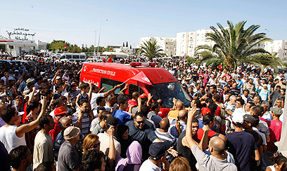 הפגנות בתוניסיה לאחר ההתנקשות בחיי ברהמי (צילום: רויטרס) (צילום: רויטרס)