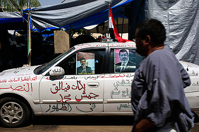 רכב עם כתובות בעד מורסי. האזרחים התבקשו לומר "לא" לאלימות (צילום: AP) (צילום: AP)