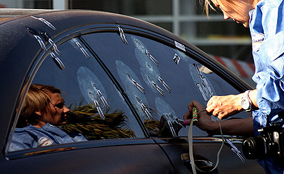 מכוניתו המחוררת מכדורים של קרייצ'יר (צילום: AP) (צילום: AP)