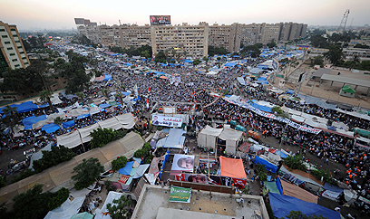 מחנה תומכיו של מורסי מחוץ למסגד בקהיר (צילום: AFP) (צילום: AFP)