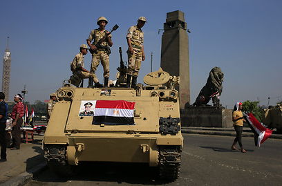 צבא מצרים ברחוב המוביל לכיכר תחריר, היום (צילום: AP) (צילום: AP)