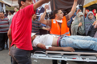 האיסלאמיסטים אחראים לפרוץ האלימות? פינוי פצוע בקהיר (צילום: רויטרס) (צילום: רויטרס)