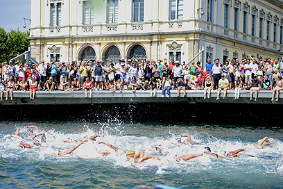 אליפות העולם בשחייה יצאה לדרך בברצלונה ועמה גם המקצה לעשרה קילומטרים במים הפתוחים (צילום: AFP) (צילום: AFP)