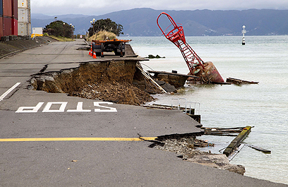 רעידת אדמה בעוצמה של 6.5 דרגות בסולם ריכטר גרמה לנזקים רבים בניו זילנד, בהם קריסה של רציף בעיר וולינגטון (צילום: AFP) (צילום: AFP)