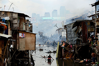 יותר מ-200 בתים נהרסו ו-400 בני אדם נותרו חסרי בית בעקבות שריפה שפרצה בשכונת עוני בעיר מנילה שבפיליפינים (צילום: AFP) (צילום: AFP)