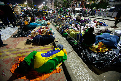 מה לא עושים בשביל לראות את ראש הכנסייה הקתולית. מאמינים ישנים ברחובות ריו (צילום: רויטרס) (צילום: רויטרס)