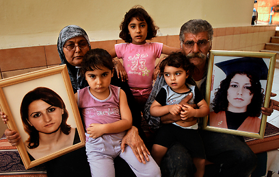 הורי האחיות שנרצחו על ידי נתן-זאדה (צילום: אלעד גרשגורן "ידיעות אחרונות") (צילום: אלעד גרשגורן 