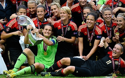 הגרמניות עם הגביע (צילום: AFP ) (צילום: AFP )