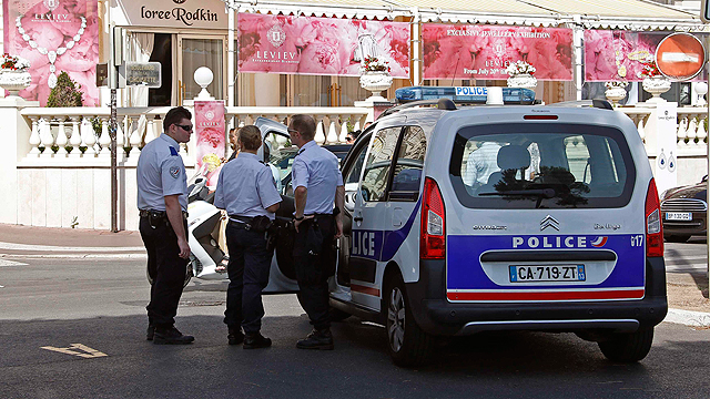 המשטרה ליד זירת השוד אתמול בצרפת (צילום: רויטרס) (צילום: רויטרס)