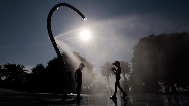 בניס שבצרפת, הג'וגינג נעצר במקלחת ביניים בגן הציבורי (צילום: רויטרס) (צילום: רויטרס)