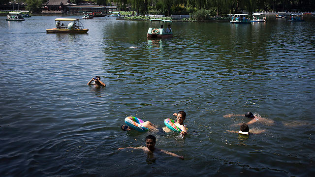 טובלים באגם הוהאי בסין. החום מכה בדרום ובמזרח המדינה (צילום: AP) (צילום: AP)
