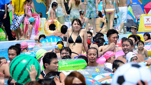 בבריכה בפארק המים טושימאן (צילום: AFP) (צילום: AFP)