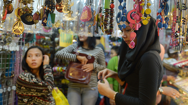 היום ה-19 לרמדאן. נשים קונות תכשיטים באינדונזיה (צילום: AFP) (צילום: AFP)