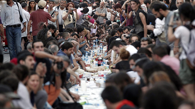 חודש אחרי המחאה נגד ממשלת ארדואן, המפגינים באיסטנבול עדיין ברחובות. בערב, הם שוברים יחד את הצום (צילום: EPA) (צילום: EPA)