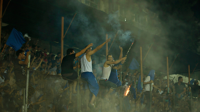 אוהדי קבוצת א-שאטי מעודדים את שחקניהם בטורניר הרמדאן שנערך ברפיח, רצועת עזה (צילום: רויטרס) (צילום: רויטרס)