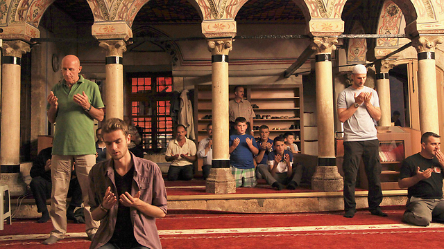 גם במזרח אירופה יש איסלאם. מתפללים בפריזרן שבקוסובו (צילום: רויטרס) (צילום: רויטרס)