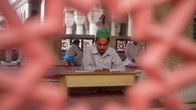 מתפלל קורא בקוראן במסגד בפרברי איסלאמאבד, פקיסטן (צילום: AP) (צילום: AP)