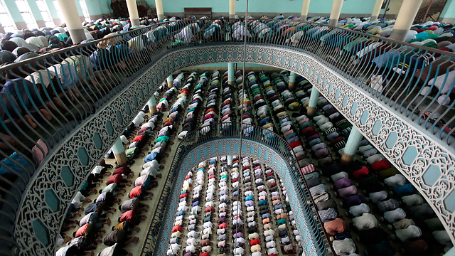 תפילת הרמדאן במסגד רב קומות בבנגלדש (צילום: AP) (צילום: AP)