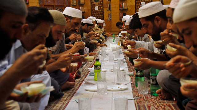 ארוחת איפטר, שבירת הצום, בצד ההודי של חבל קשמיר (צילום: AP) (צילום: AP)