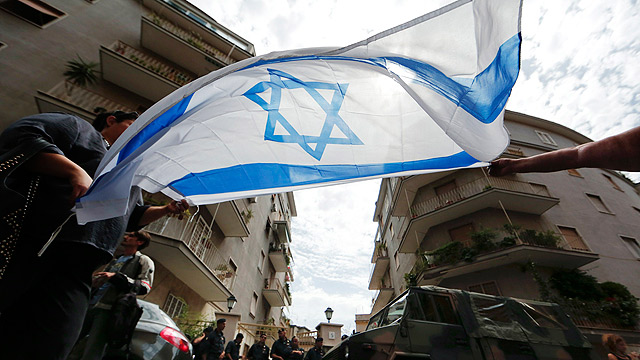 דגל ישראל מונף בהפגנה. רק חלק מהקורבנות היו יהודים (צילום: רויטרס) (צילום: רויטרס)