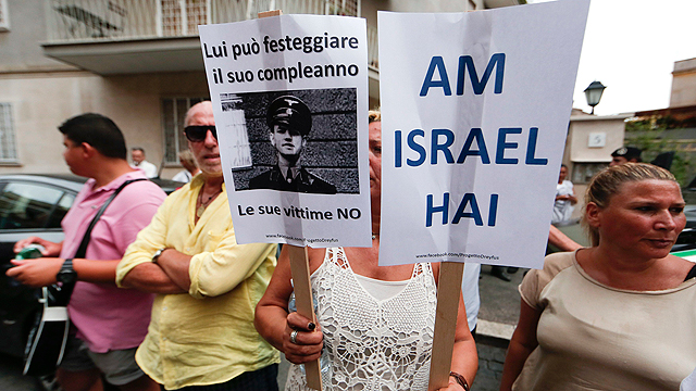 מפגינים מחוץ לבניין. "עם ישראל חי", "הוא יכול לחגוג את יום הולדתו, הקורבנות שלו לא" (צילום: רויטרס) (צילום: רויטרס)
