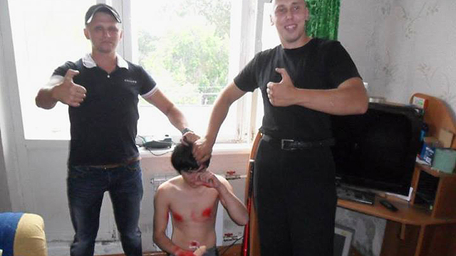 ניאו-נאצים מתעללים בנער הומו ברוסיה ()