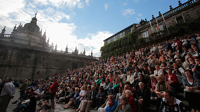 הקהל מחוץ לקתדרלה (צילום: רויטרס) (צילום: רויטרס)