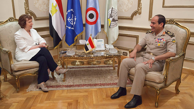 שר ההגנה א-סיסי בפגישה עם שרת החוץ האירופית אשטון. ארכיון (צילום: רויטרס) (צילום: רויטרס)