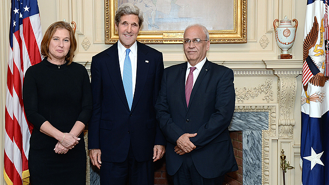 Kerry with negotiators Livni and Erekat (Archive photo: AFP)