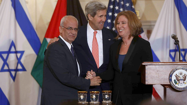 מזכיר המדינה קרי עם לבני ועריקאת הלוחצים ידיים (צילום: AP) (צילום: AP)